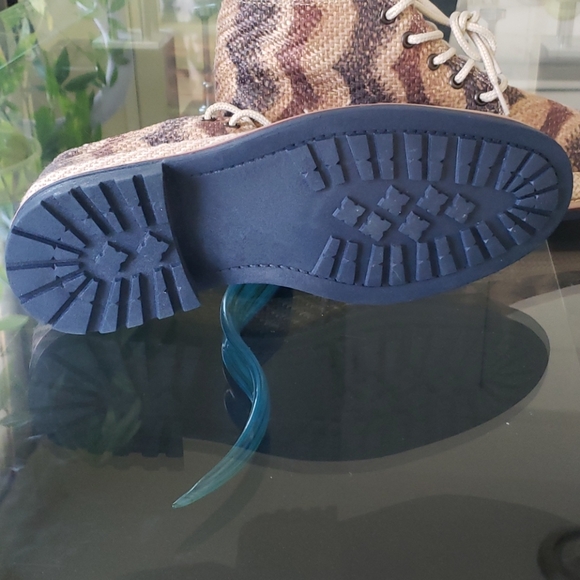 Shoes - Picture 3 of 4